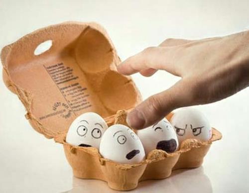 Πασχαλινά αυγά με πρόσωπο στο κουτί