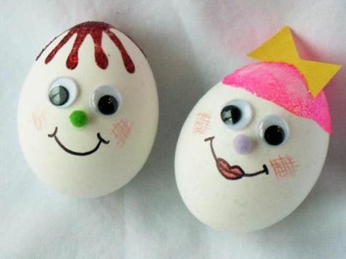Πασχαλινά αυγά με πρόσωπο χαριτωμένο ζευγάρι