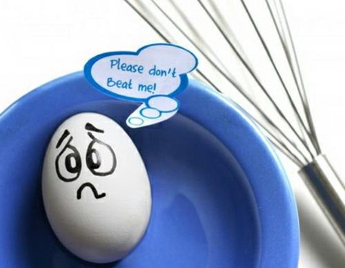 Πασχαλινά αυγά με πρόσωπο λυπημένο αυγό