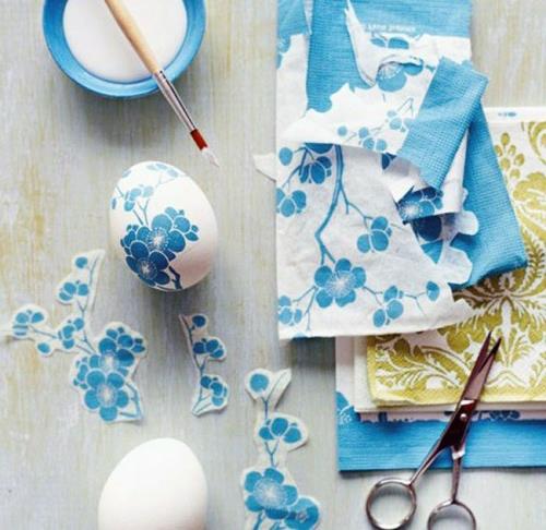 Πασχαλινά αυγά με μοτίβο πετσέτας μπλε λουλούδια