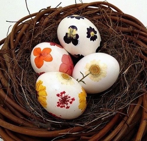 Πασχαλινά αυγά με τεχνική χαρτοπετσέτας πραγματικά λουλούδια