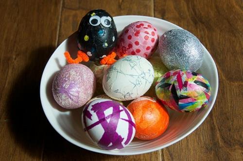 Πασχαλινά αυγά με τεχνική χαρτοπετσέτας αστείες πολύχρωμες ρίγες