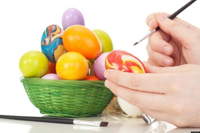 βάψτε τα δικά σας πασχαλινά αυγά με χρώματα και βάλτε τα σε ένα καλάθι
