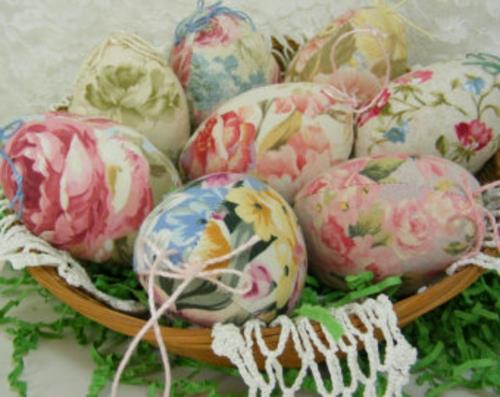 Τα πασχαλινά αυγά διακοσμούν τα τριαντάφυλλα πολύχρωμα