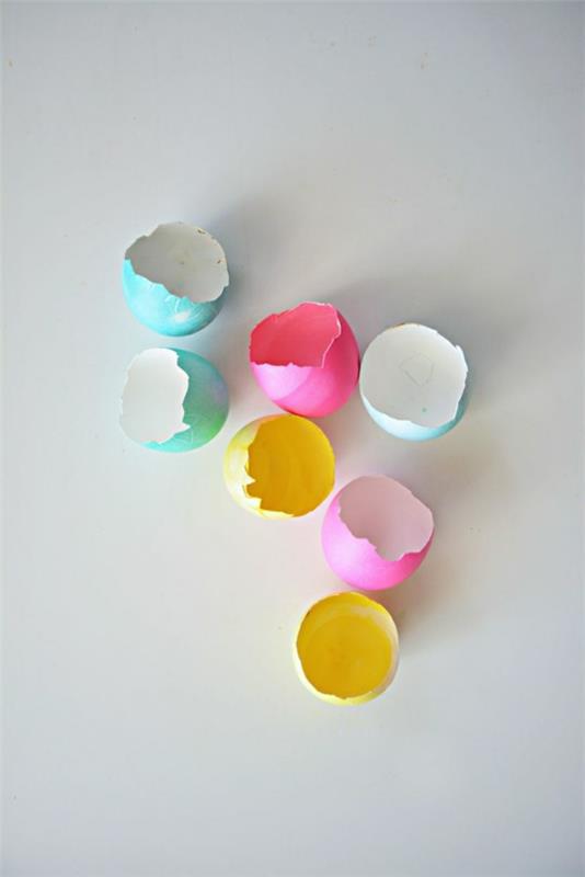 Πασχαλινά κεριά κελύφη αυγών χρωματισμένα πολύχρωμα