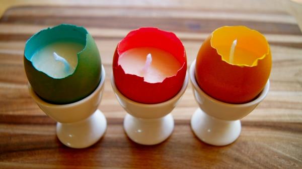 κεριά Πάσχα κελύφη αυγών φωτεινά χρώματα λευκά φλιτζάνια αυγών