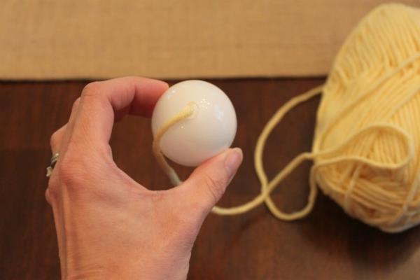 Πασχαλινά στεφάνια νήματα πλαστικά αυγά diy ιδέες