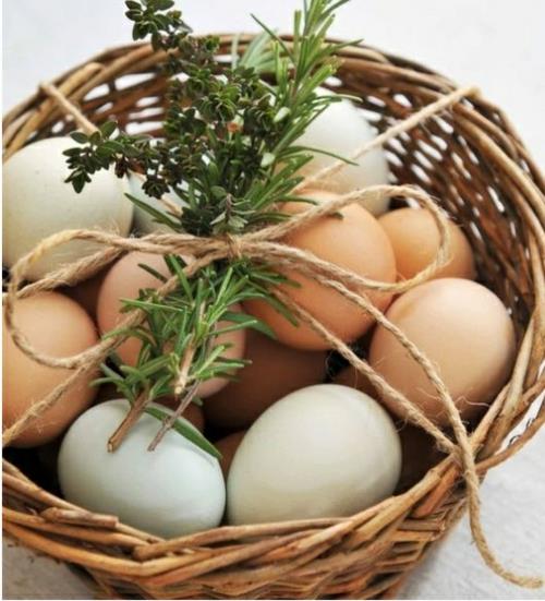 Πασχαλινή διακόσμηση σε καλάθι αυγών σε εξοχικό στιλ