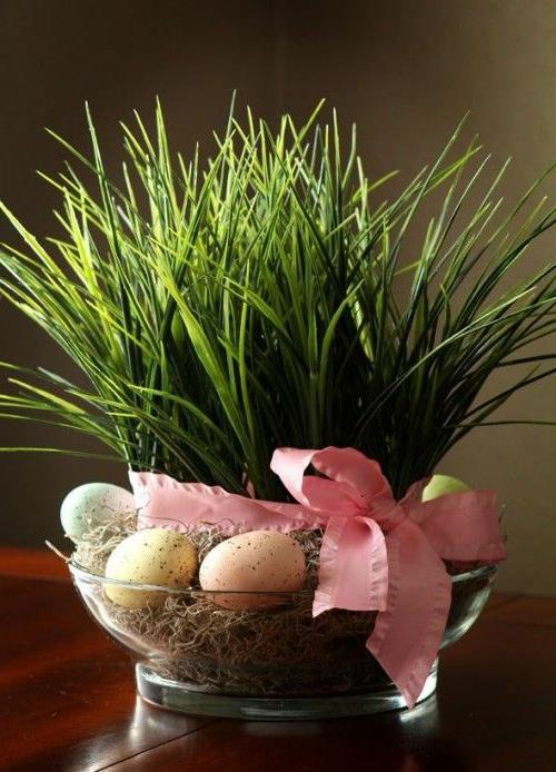 Πασχαλινή διακόσμηση φρέσκα εορταστικά πασχαλινά αυγά κουνέλια νεοσσών φρέσκα χρώματα μπολ λουλούδια