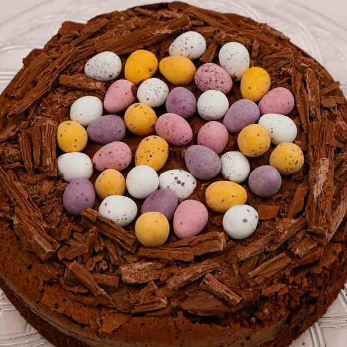 Φωλιά του Πάσχα που ψήνει κέικ σοκολάτας
