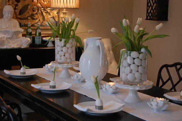 Πασχαλινά διακοσμητικά τραπέζια διακοσμητικά εορταστικά τραπέζια φουσκωμένα πασχαλινά αυγά τουλίπες λευκές