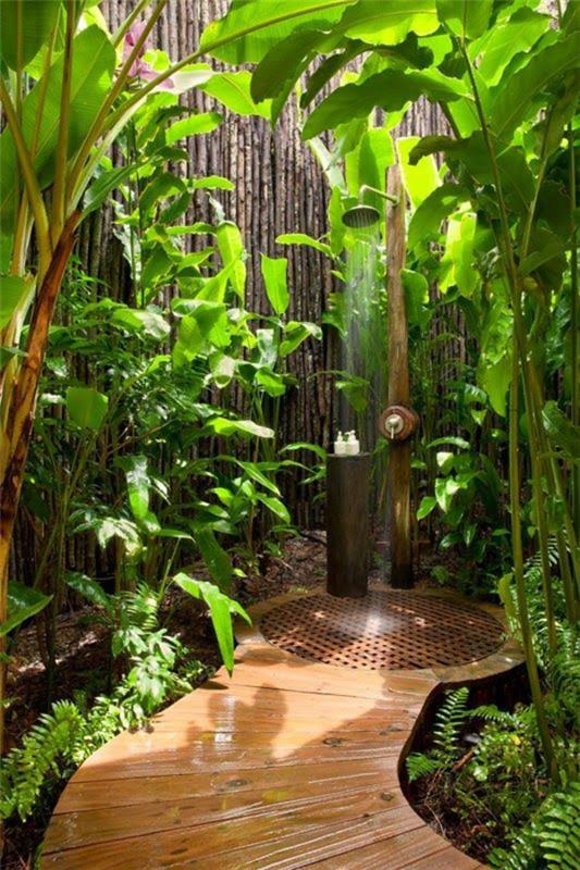 υπαίθριο ντους καλοκαιρινό μπάνιο ξύλινο πάτωμα φυτά κήπου