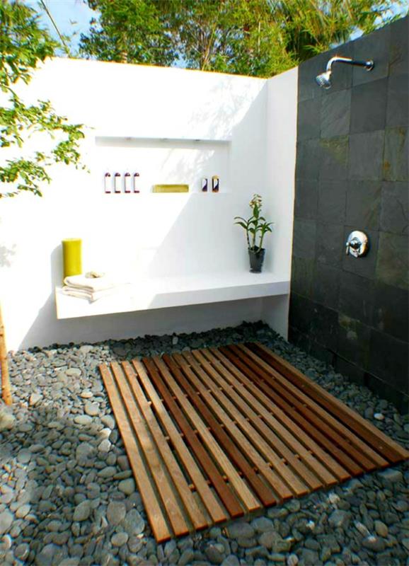 υπαίθριο ντους καλοκαιρινό μπάνιο ξύλινο πάτωμα kiselsteine