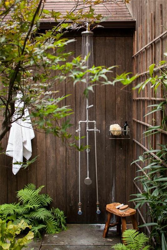 υπαίθριο ντους καλοκαιρινό μπάνιο ξύλινοι τοίχοι φυτά κήπου ρουστίκ