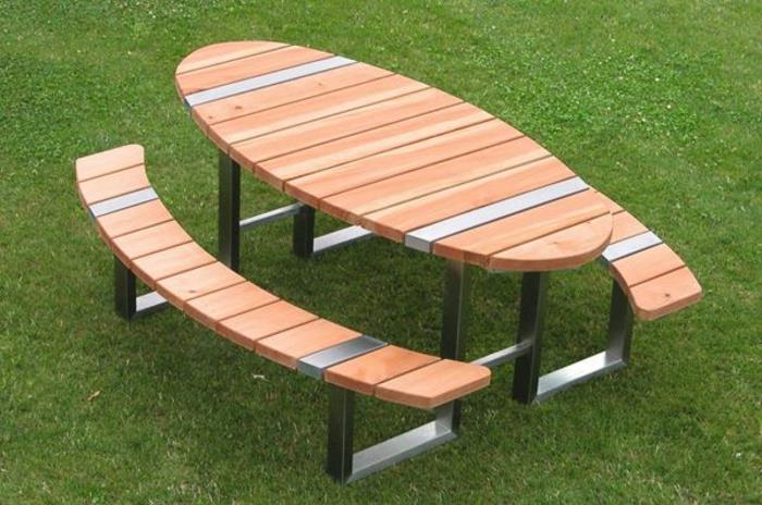 υπαίθρια ξύλινα τραπέζια στο πλάι