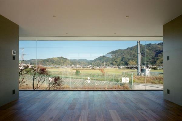 outotunoie γυάλινος τοίχος με θέα στο σπίτι
