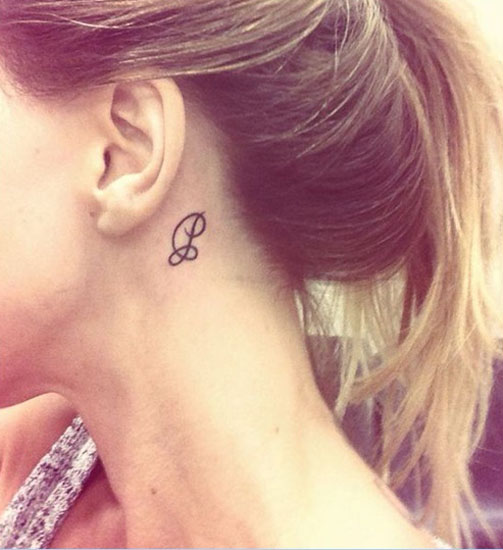 P abėcėlės tatuiruotės dizainas už ausies