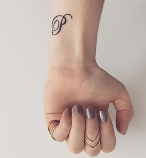 P Tatuiruotės dizainas ant riešo
