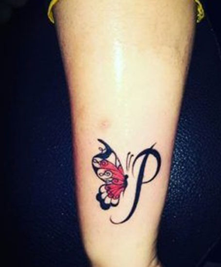 Bold P raidžių rankos tatuiruotė su drugeliu