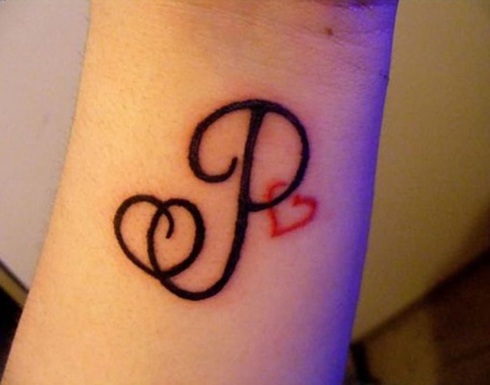 Tatuiruotės raidė P su raudona širdimi