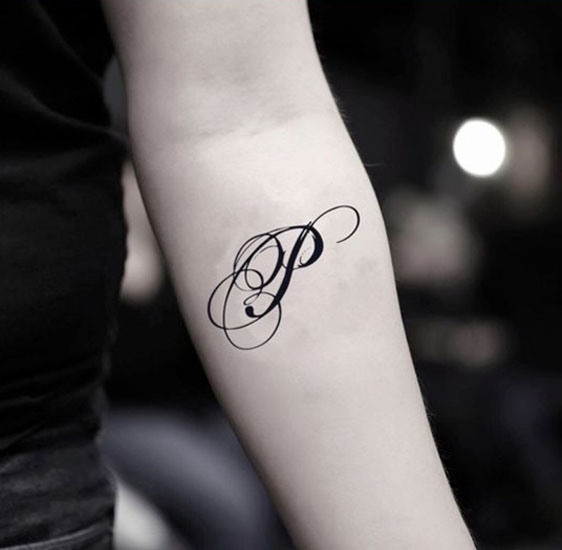 Viliojantis P raidžių tatuiruotės dizainas