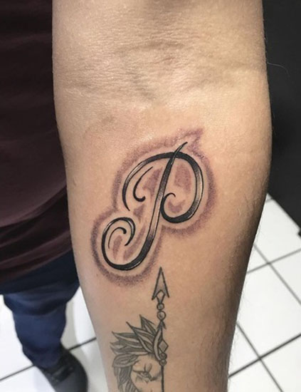 Kvėpavimas P abėcėlės tatuiruotė ant rankos