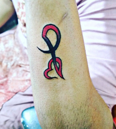 Žavi juoda ir raudona P širdies tatuiruotė