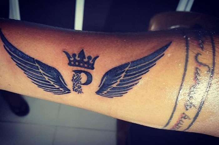 Amžinas P tatuiruotės dizainas su sparnais