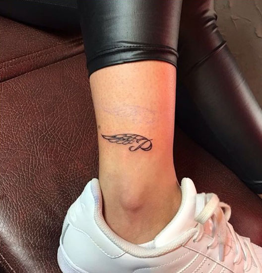 P abėcėlės tatuiruotės vaizdai ant kojos