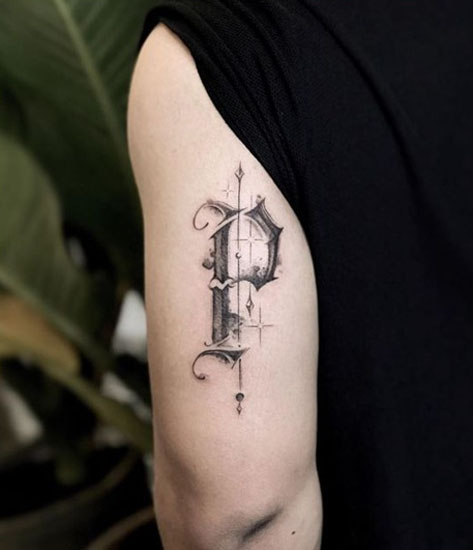 Kaligrafinė P abėcėlės tatuiruotė