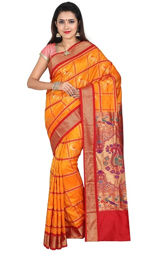 Paithani Saree'yi kontrol eder