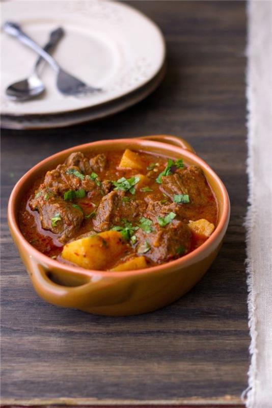 πακιστανική κουζίνα τυπικά πιάτα aloo gosht