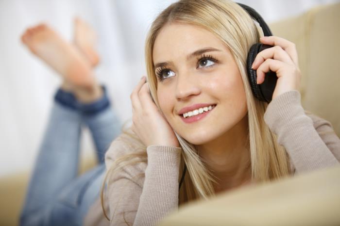 κρίση πανικού αντιμετώπιση συμβουλές γυναίκα ακούει μουσική