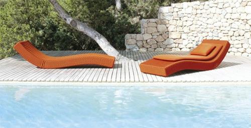 paola lenti aqua relax πολυθρόνα πέτρινοι τοίχοι δέντρο πισίνα