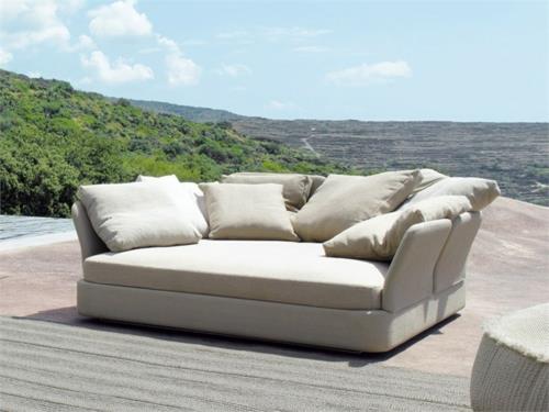 paola lenti aqua καναπές μαξιλάρι ξύλινο πάτωμα θέα στη φύση