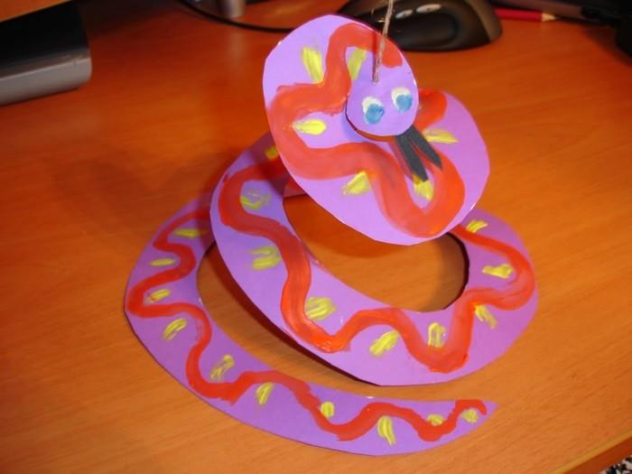φτιάξτε χάρτινο φίδι μόνοι σας με το χρώμα των παιδιών