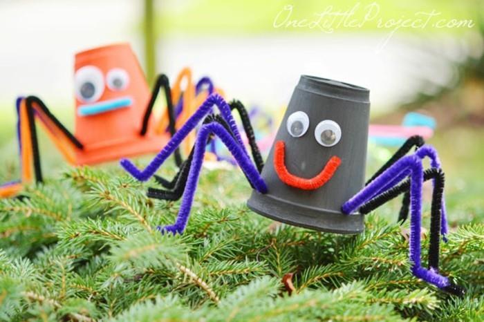 Τα χάρτινα κύπελλα αράχνης δημιουργούν ιδέες με τα παιδιά