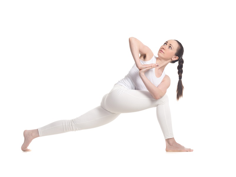 Parivrtta Parsvakonasana jogos poza