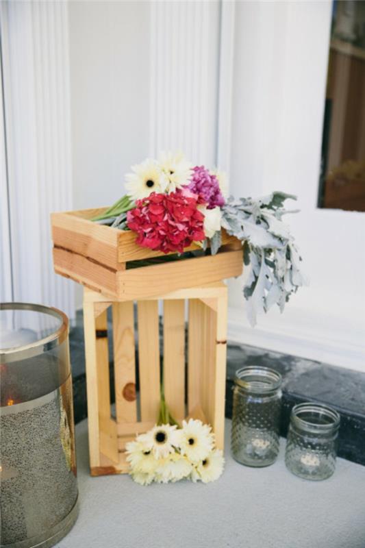 διακόσμηση πάρτι ξύλινα κουτιά φρέσκα λουλούδια φανάρια ποτήρια