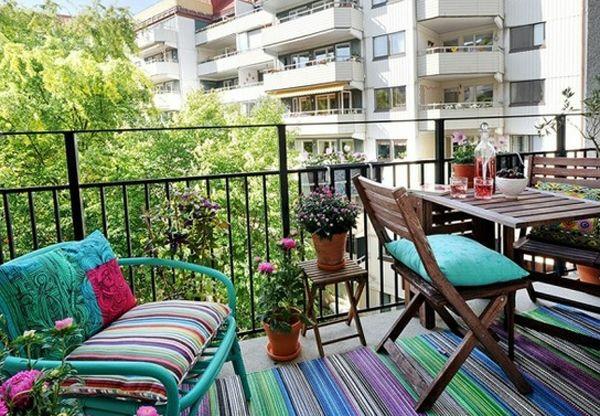 ιδέες σχεδιασμού βεράντας χρωματιστά φυτά βεράντα χαλί ρίξτε μαξιλάρια