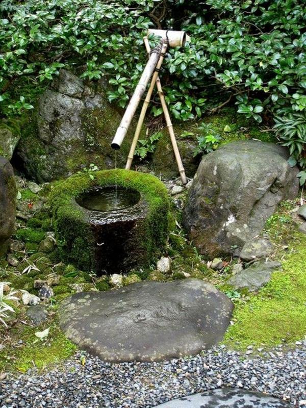 ο κήπος zen δημιουργεί χαρακτηριστικό βρύα νερού