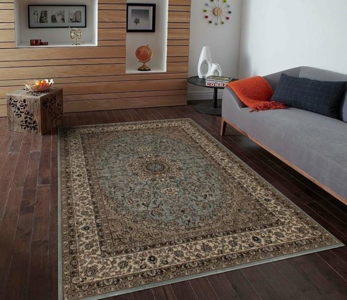περσικά χαλιά ανοιχτό μοτίβο γκρι καναπές σκούρο ξύλινο πάτωμα
