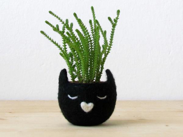 φυτευτής αισθάνθηκε μαύρη γάτα