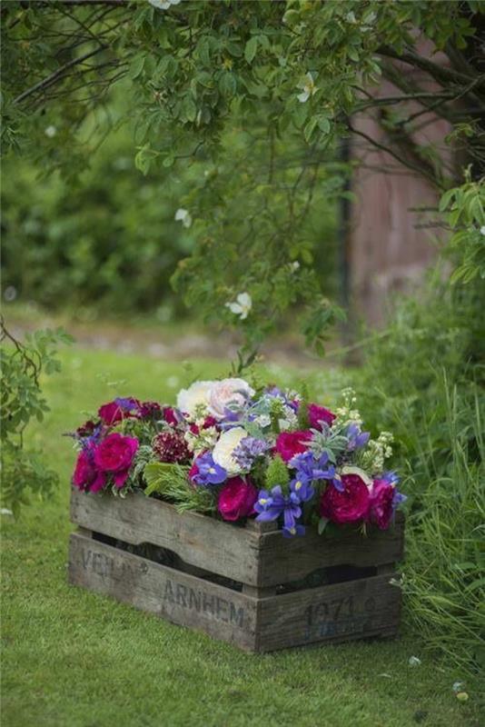 ξύλινο κουτί φυτευτή με ρουστίκ χρώματα λουλούδια