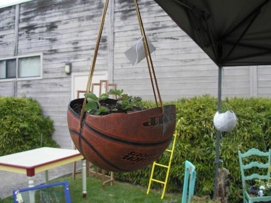 Φτιάξτε τη δική σας ζαρντινιέρα από διακοσμήσεις κήπου μπάσκετ