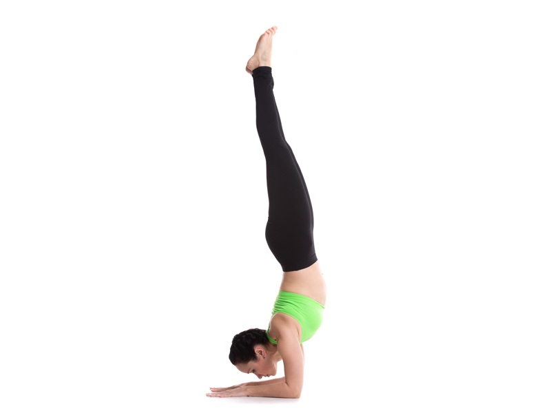 Pincha Mayurasana (plunksnuota povo poza