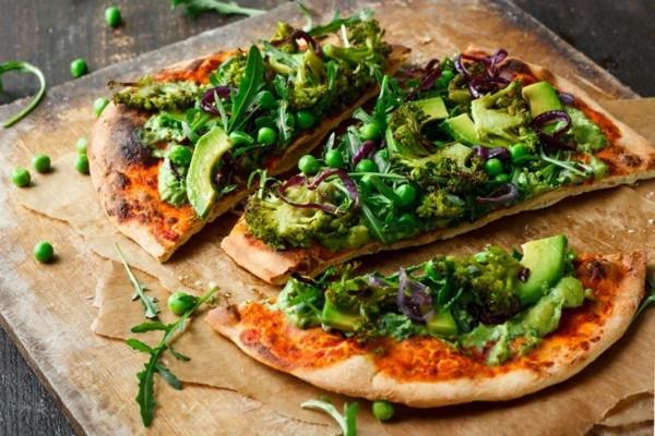 ιδέες για γαρνιτούρες πίτσας αβοκάντο μπρόκολο πράσινο μπιζέλι