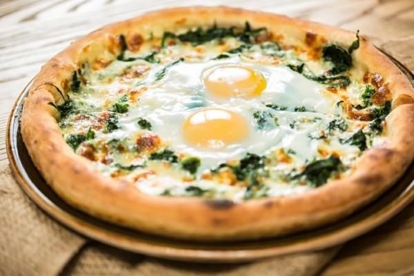 Ιδέες για επικάλυψη πίτσας τηγανητό αυγό ρόκα