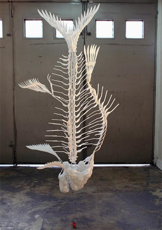 πλαστικά έργα τέχνης γλυπτά μόδας από πλαστικά ψαροκόκαλα ψαριών μαχαιροπίρουνα