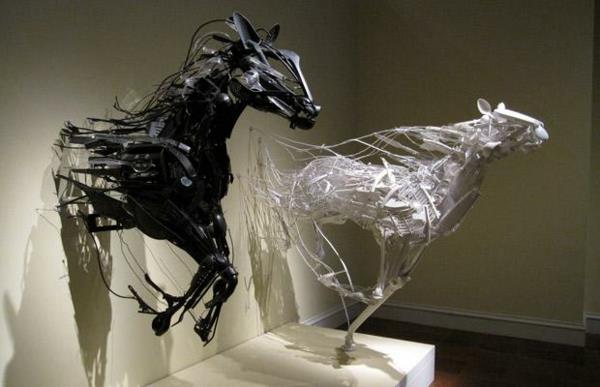 πλαστικά έργα τέχνης γλυπτά μόδας από πλαστικά άλογα μαχαιροπίρουνα